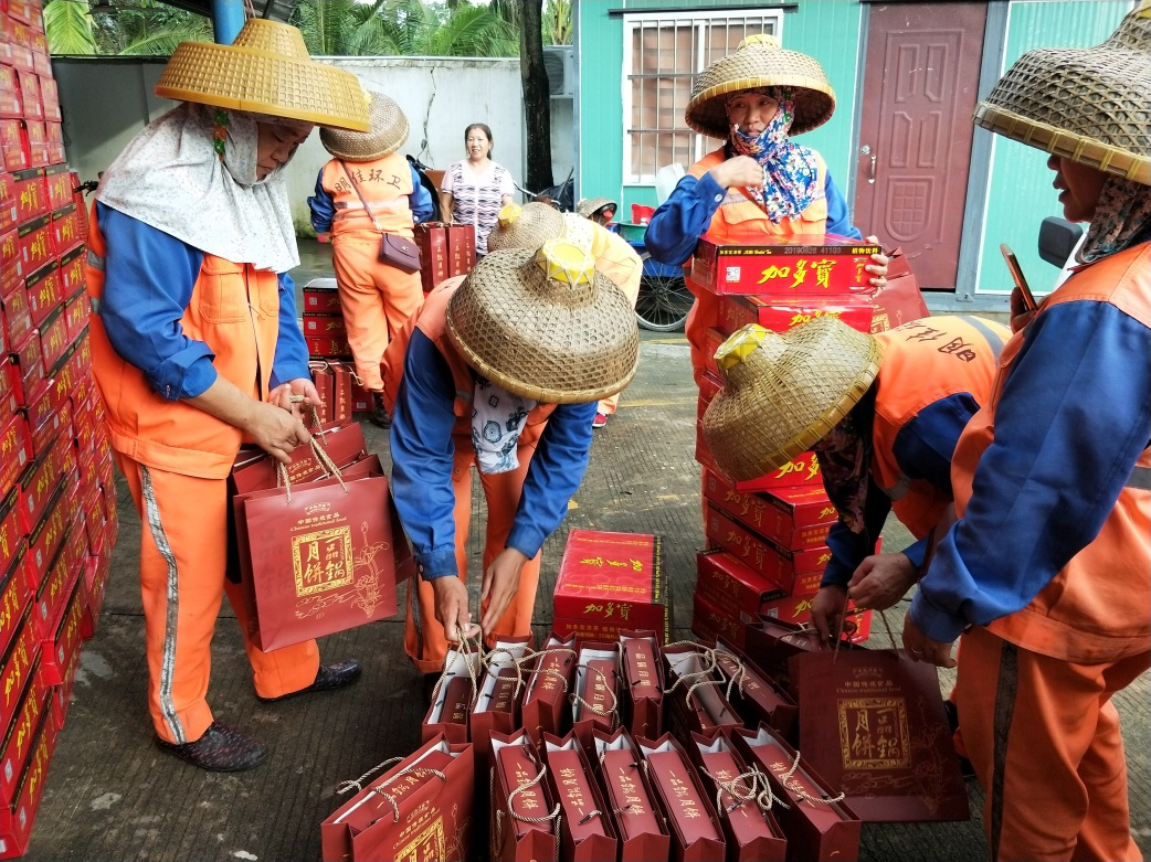 ? ?“中秋佳節(jié)、情暖職工” ? ? ? ? ?-----明佳集團(tuán)黨支部及工會組織開展中秋慰問活動